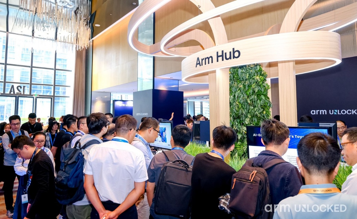 一群人正在听演讲AI 生成的内容可能不正确。